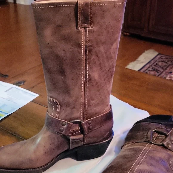 Women's Brown Leather Boots. BCBGirls. SZ 81/2 - Picture 5 of 8